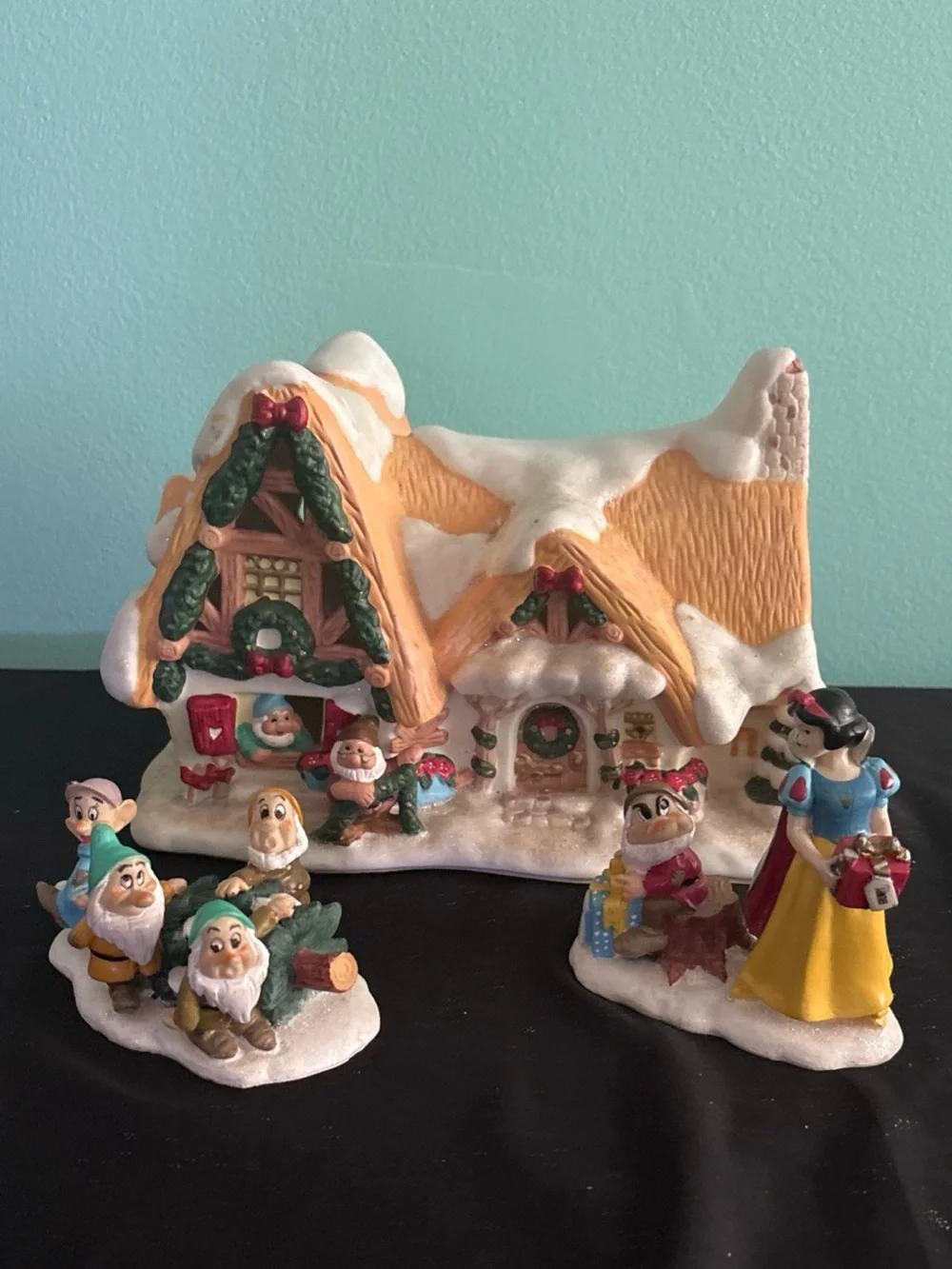 2004 Disney Snow White Seven Dwarfs Christmas Village House Cottage Light-Up